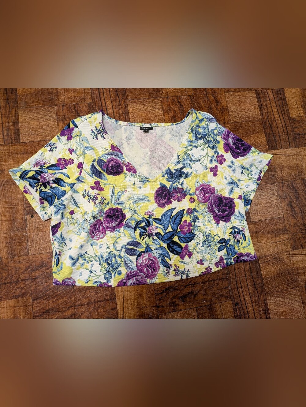 NWOT Torrid Plus Size 2-2X Floral Cropped V-neck Short Sleeve Top Women's